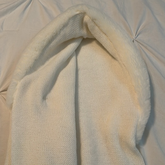 Cream scarf with hat and wool beret with feather - Picture 8 of 9